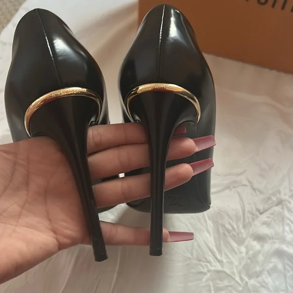 Shoes - Picture 3 of 6